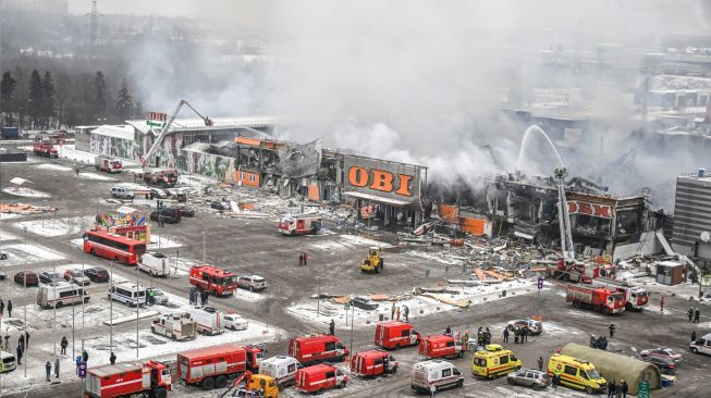 Petugas pemadam kebakaran berusaha memadamkan api besar yang membakar pusat perbelanjaan dan hiburan Mega Khimki di pinggiran utara Moskow, Rusia, Jumat (9/12/2022). [Alexander NEMENOV / AFP]