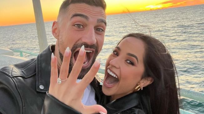 Selamat! Becky G Resmi Dilamar Pesepakbola Sebastian Lletget Setelah 6 Tahun Pacaran