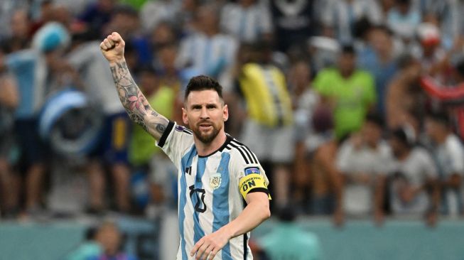 Pemain depan Argentina Lionel Messi selebrasi setelah mencetak gol saat pertandingan sepak bola perempat final Piala Dunia 2022 antara Belanda dan Argentina di Stadion Lusail, utara Doha, Qatar, Jumat (9/12/2022). [Alberto PIZZOLI / AFP]