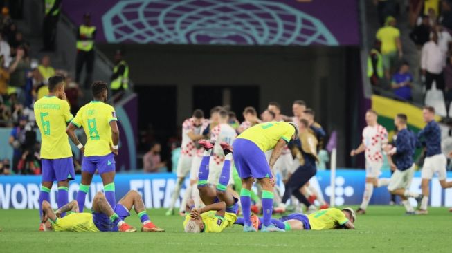 Momen setelah babak adu penalti Kroasia vs Brasil di laga perempat final Piala Dunia 2022 di Stadion Education City, Al-Rayyan, Qatar. [JACK GUEZ / AFP]