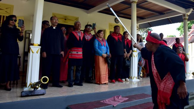 Kapitan (kanan) menjemput Raja yang diwakili oleh Kepala Soa Pera (tengah) untuk menuju baileo samasuru saat puncak tradisi Cuci Negeri di Negeri (Desa) Soya, Kota Ambon, Provinsi Maluku, Jumat (9/12/2022). [ANTARA FOTO/FB Anggoro/nz]
