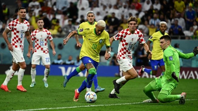 Penyerang Timnas Brasil, Neymar (tengah) beraksi pada laga perempat final Piala Dunia 2022 kontra Kroasia di Stadion Education City, Al Rayyan, Jumat (9/12/2022) dini hari WIB.[Jewel SAMAD / AFP]