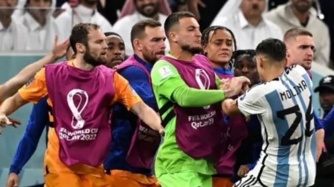 6 Momen 'Gila' Pertandingan Belanda vs Argentina: Hujan 15 Kartu Kuning!