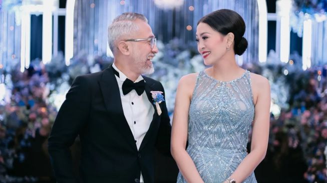 Potret Lukman Sardi bareng istri cantik (Instagram/@lukmansrd)