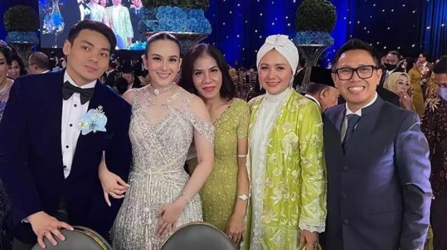 Gaya Artis di Nikahan Chelsea Islan (Instagram/@ekopatriosuper)