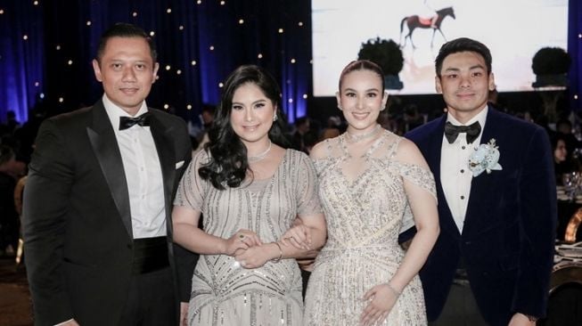 Gaya Artis di Nikahan Chelsea Islan (Instagram/@annisayudhoyono)