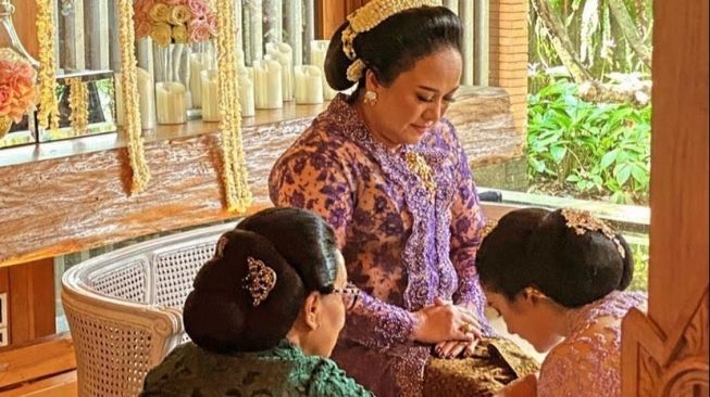 Potret Artis Jalani Sungkeman Jelang Nikah (Instagram/@chelseaislan)