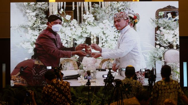 Sejumlah jurnalis menyaksikan prosesi akad nikah putra bungsu Presiden Joko Widodo, Kaesang Pangarep dengan Erina Gudono, melalui layar di Royal Ambarrukmo, Sleman, D.I Yogyakarta, Sabtu (9/12/2022). [ANTARA FOTO/Hendra Nurdiyansyah/Pool/YU]