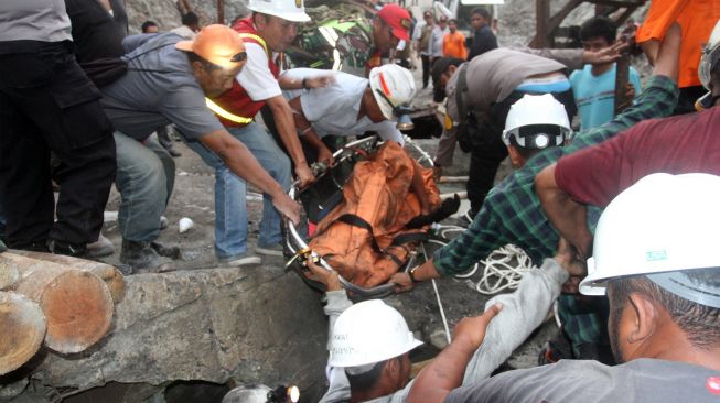 Tim gabungan mengevakuasi jenazah korban ledakan di lokasi tambang batu bara di Kecamatan Talawi, Kabupaten Sawahlunto, Sumatera Barat, Jumat (9/12/2022). [ANTARA FOTO/Muhammad Arif Pribadi/nz]
