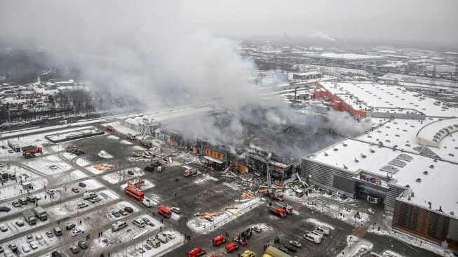 Petugas pemadam kebakaran berusaha memadamkan api besar yang membakar pusat perbelanjaan dan hiburan Mega Khimki di pinggiran utara Moskow, Rusia, Jumat (9/12/2022). [Alexander NEMENOV / AFP]