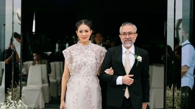 Potret Lukman Sardi bareng istri cantik (Instagram/@lukmansrd)