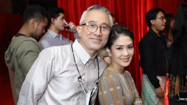 Potret Lukman Sardi bareng istri cantik (Instagram/@lukmansrd)