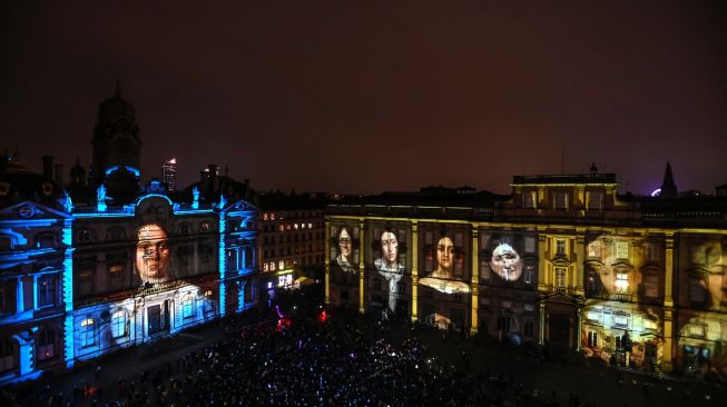 Penampakan gedung-gedung yang diterangi cahaya saat acara tahunan Festival Cahaya (Fete des Lumieres) di Lyon, Prancis, Kamis (8/12/2022). [OLIVIER CHASSIGNOLE / AFP]