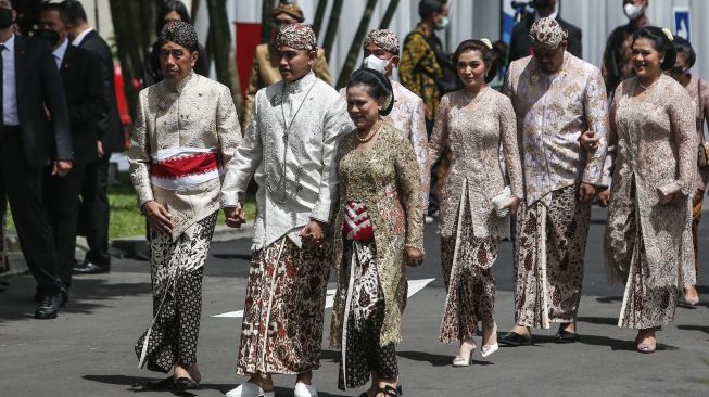 Presiden Joko Widodo (kiri) bersama Ibu Negara Iriana Joko Widodo (tiga kiri), Gibran Rakabuming Raka (empat kiri), Selvi Ananda (ketiga kanan), Boby Nasution (kedua kanan) dan Kahiyang Ayu (kanan) mendampingi Kaesang Pangarep (kedua kiri) berjalan menuju pendopo Royal Ambarukmo menjelang akad nikah Kaesang Pangarep dan Erina Gudono di Sleman, DI Yogyakarta, Sabtu (10/12/2022). [ANTARA FOTO/Hendra Nurdiyansyah/Pool/YU]