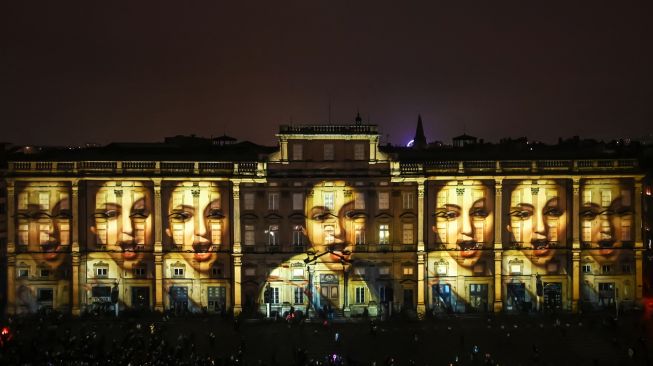 Penampakan gedung-gedung yang diterangi cahaya saat acara tahunan Festival Cahaya (Fete des Lumieres) di Lyon, Prancis, Kamis (8/12/2022). [OLIVIER CHASSIGNOLE / AFP]