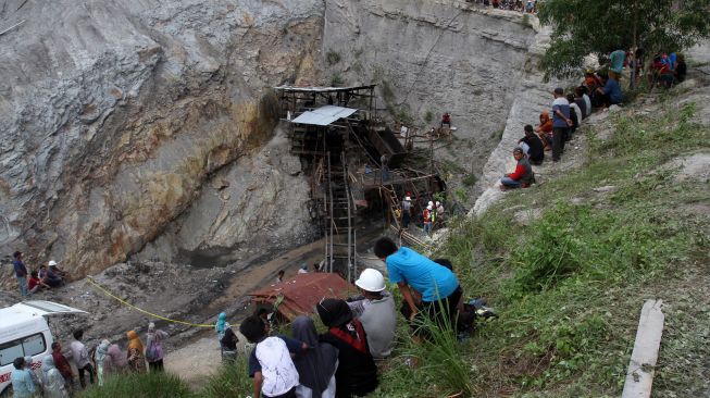 Sejumlah warga mengamati bekas ledakan pada lokasi tambang batu bara di Kecamatan Talawi, Kabupaten Sawahlunto, Sumatera Barat, Jumat (9/12/2022). [ANTARA FOTO/Muhammad Arif Pribadi/nz]