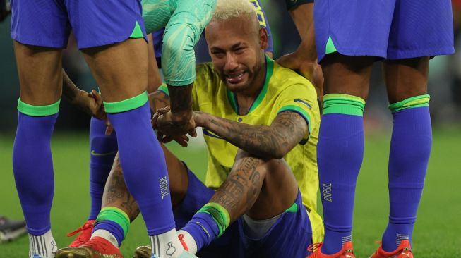 Penyerang Brazil Neymar menangis setelah timnya kalah dalam pertandingan sepak bola perempat final Piala Dunia 2022 antara Kroasia dan Brazil di Stadion Education City di Al-Rayyan, barat Doha, Qatar, Jumat (9/12/2022). [Adrian DENNIS / AFP]