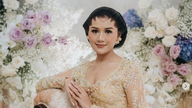 Potret Pertama Erina Gudono Dirias Paes saat Prosesi Dulangan Jelang Nikah: Manisnya Gak Ada Obat!