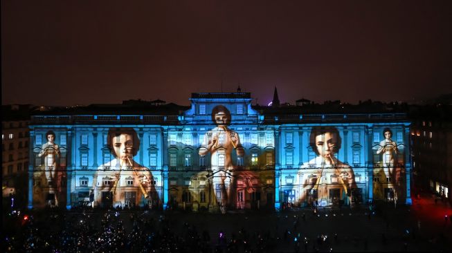 Penampakan gedung-gedung yang diterangi cahaya saat acara tahunan Festival Cahaya (Fete des Lumieres) di Lyon, Prancis, Kamis (8/12/2022). [OLIVIER CHASSIGNOLE / AFP]