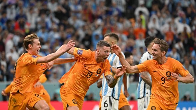Penyerang Timnas Belanda #19 Wout Weghorst melakukan selebrasi usai mencetak gol kedua timnya di menit-menit akhir selama laga perempat final Piala Dunia 2022 antara Belanda vs Argentina di Stadion Lusail, utara Doha, pada Sabtu 10 Desember 2022.Alberto PIZZOLI / AFP