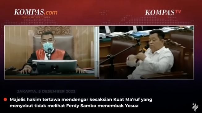 Momen Hakim Wahyu tertawa sengak mendengar kesaksian Kuat Ma'ruf di PN Jakarta Selatan (YouTube/ Kompas.com).