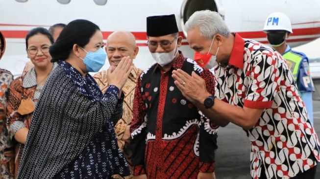 Gubernur Jawa Tengah Ganjar Pranowo saat menjemput Puan Maharani di Bandara Adi Soemarmo Minggu (11/12/2022). [Istimewa]