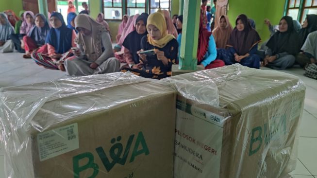 Badan Wakaf Alquran (BWA) menyalurkan 20 ribu Alquran dan seribu buku Iqra ke pedalaman Maluku. [dokumentasi pribadi]