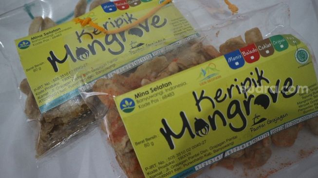 Keripik mangrove, salah satu oleh-oleh khas Banyuwangi, Jawa Timur. (Suara.com/Rima Sekarani)