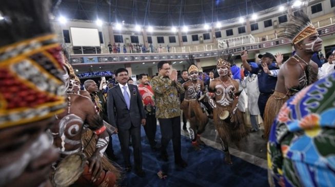 Loyalis Ganjar Ngamuk Menkominfo Nimbrung Safari Politik Anies di Papua, Erick Thohir Malah Ikut Terseret