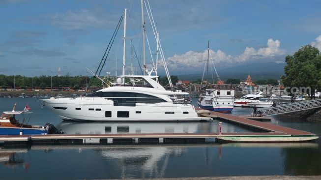 Pesona Pantai Marina Boom di Banyuwangi, Jawa Timur, Sabtu (3/12/2022). (Suara.com/Rima Sekarani)