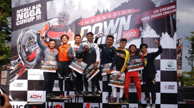 Pebalap nasional Mohammad Abdul Hakim sukses menjadi kampiun di kelas Men Elite 76 Indonesian Downhill 2022 seri kedua yang diselenggarakan di Ternadi Bike Park, Kudus, Jawa Tengah, Minggu (11/12/2022). [76 Indonesian Downhill 2022].