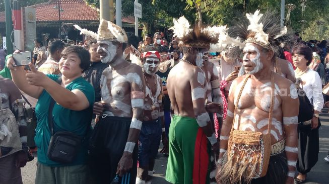 Warga Suku Asmat Papua Datang di Acara Ngunduh Mantu Kaesang dan Erina, Ingin Ganjar Jadi Pengganti Jokowi