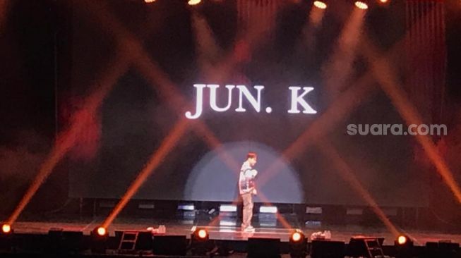 Jun. K 2PM di panggung Saranghaeyo Indonesia 2022. [Suara.com/Sumarni]