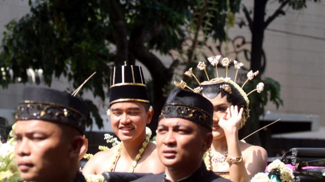 Kaesang Pangarep dan Erina Gudono di Jalan Slamet Riyadi Kota Solo, Minggu (11/12/2022). [Suara.com/Ronald Seger Prabowo]