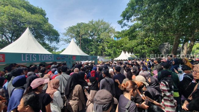 Warga Berdesakan Ambil Makanan Gratis di Acara Ngunduh Mantu Pernikahan Kaesang - Erina