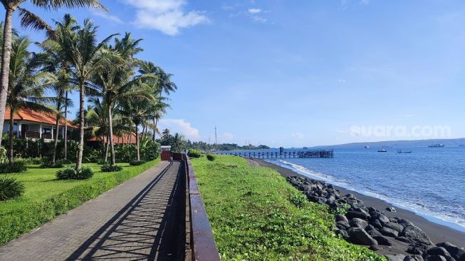 Menikmati keindahan pemandangan pantai yang ditawarkan Ketapang Indah Hotel, Banyuwangi, Jawa Timur, Sabtu (3/12/2022). (Suara.com/Rima Sekarani)
