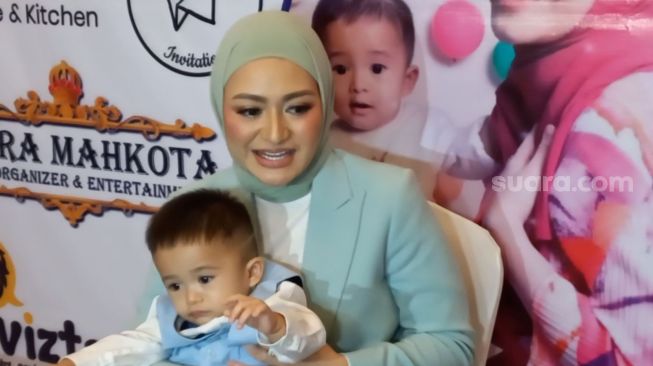 Sule Tak Datang ke Pesta Ulang Tahun Pertama Baby Adzam, Nathalie