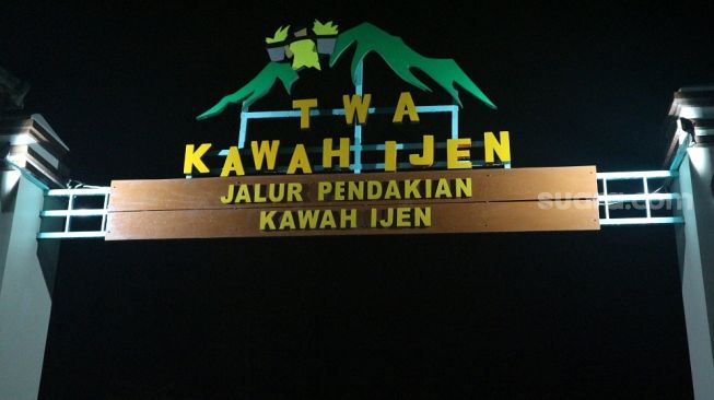 Pintu masuk jalur pendakian taman wisata alam Kawah Ijen, Jawa Timur, Jumat (2/12/2022). (Suara.com/Rima Sekarani)