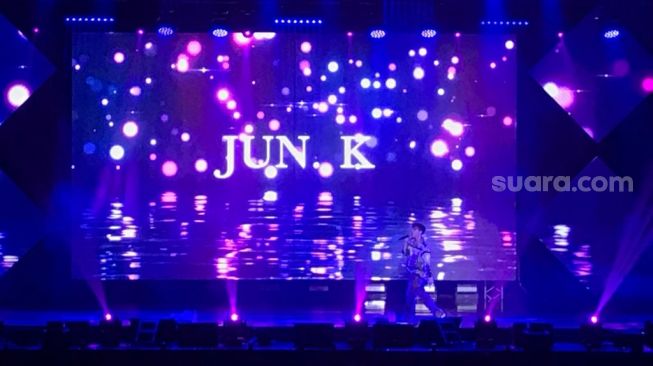 Jun. K 2PM di panggung Saranghaeyo Indonesia 2022. [Suara.com/Sumarni]