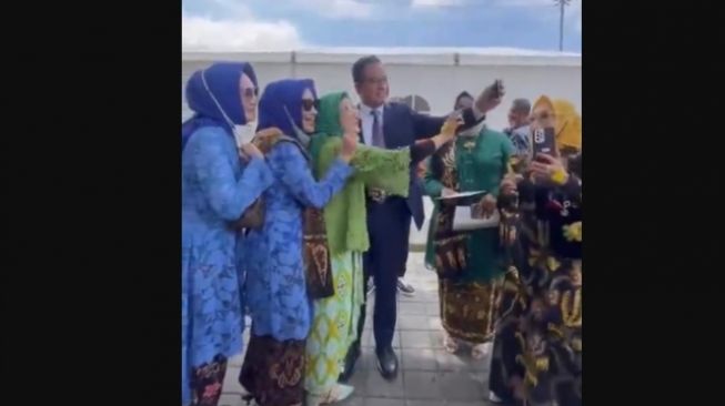 Hadiri Pernikahan Kaesang-Erina, Anies Disibukkan Layani Selfie Emak-emak