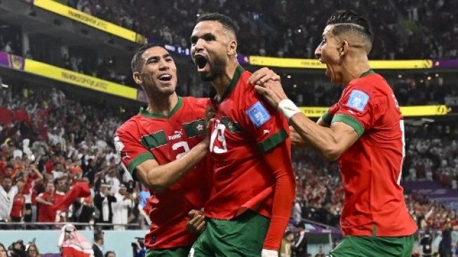 Penyerang Maroko #19 Youssef En-Nesyri (Tengah) merayakan golnya dengan rekan setimnya pada pertandingan sepak bola perempat final Piala Dunia Qatar 2022 antara Maroko dan Portugal di Stadion Al-Thumama di Doha pada 10 Desember 2022. PATRICIA DE MELO MOREIRA / AFP