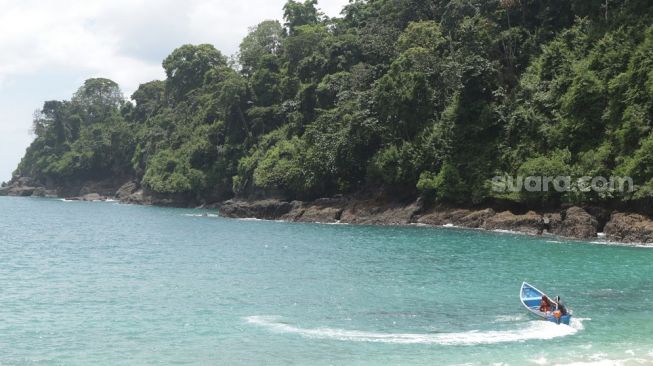 Keindahan pemandangan di Pantai Teluk Hijau, salah satu objek wisata menarik di Banyuwangi, Jawa Timur, Kamis (1/12/2022). (Suara.com/Rima Sekarani)