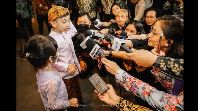 Jan Ethes Srinarendra dan Sedah Mirah Nasution menjadi juru bicara keluarga Presiden Joko Widodo (Jokowi), Sabtu (10/12/2022). (Instagram/@jimboeng_photography)