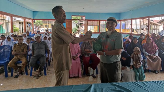 Badan Wakaf Alquran (BWA) menyalurkan 20 ribu Alquran dan seribu buku Iqra ke pedalaman Maluku. [dokumentasi pribadi]