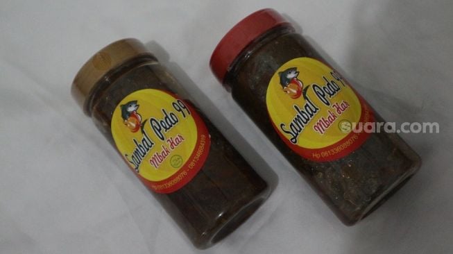 Sambal ala Warung Nasi Tempong Mbak Har, oleh-oleh khas Banyuwangi, Jawa Timur. (Suara.com/Rima Sekarani)