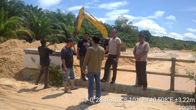 Kapolsek Singingi Tinjau Perbaikan Jembatan dan Akses Jalan di Desa Logas