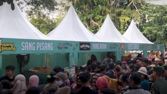 Stan Makanan Gratis Kaesang Diserbu Warga, Antre Satu Jam Baru dapat