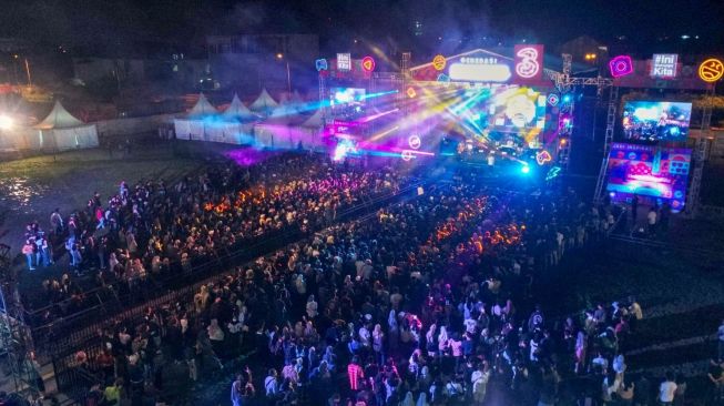 Kemeriahan Festival Generasi Happy Tri di Palembang. (Suara.com/Tasmalinda)