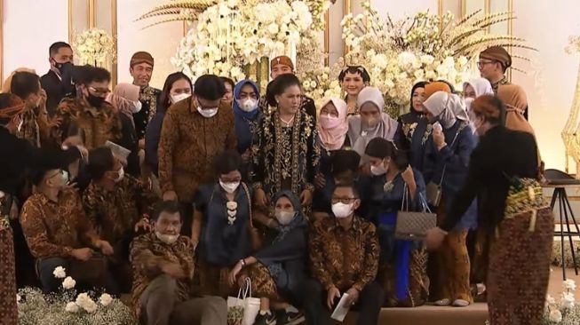 Dikira Kalem, Iriana Jokowi Ternyata Heboh Saat Ketemu Bestie di Pelaminan, Kaesang Sampai Tak Terlihat, Jokowi Pasrah