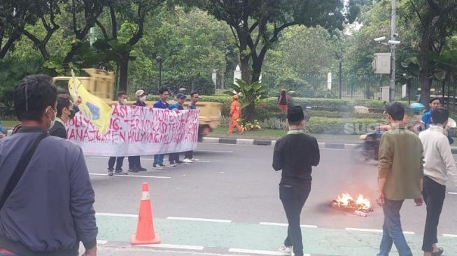 Massa PMII saat demo di depan kantor Gubernur DKI Jakarat menuntut izin W Superclub dicabut. (Suara.com/Fakhri)